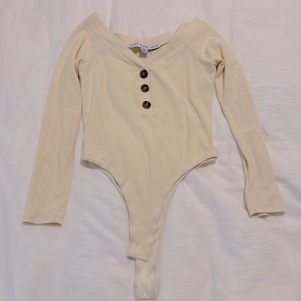 Size medium off the shoulder bodysuit in excellent condition!